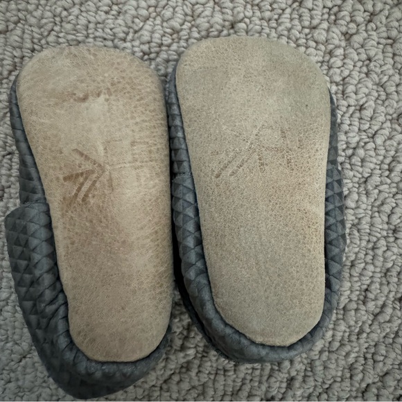 Freshly Picked Textured Gray Leather Moccasin Baby Shoe size 2 - Picture 5 of 8